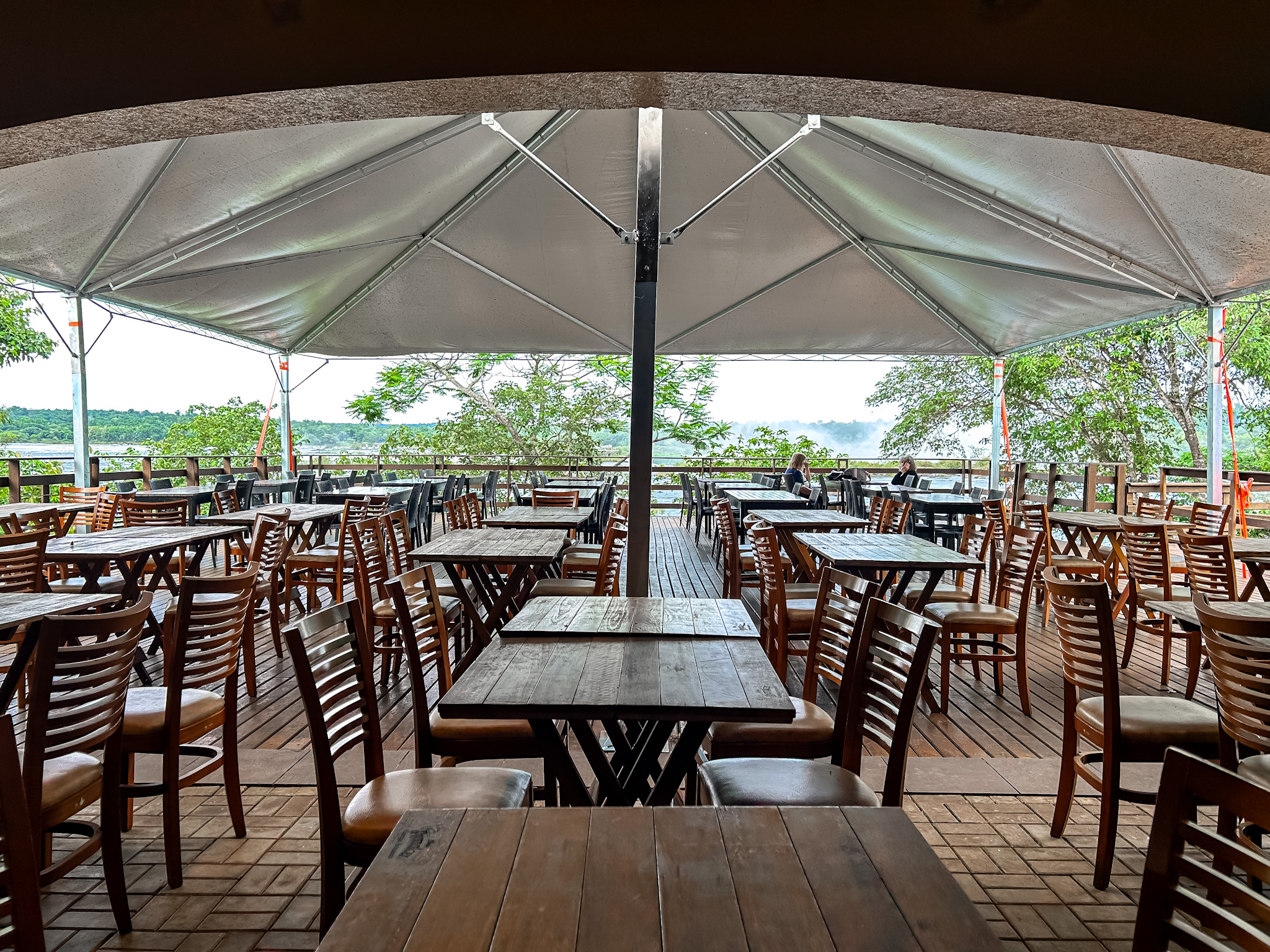 No restaurante Porto Canoas, é possível fazer refeições observando as cataratas do alto No restaurante Porto Canoas, é possível fazer refeições observando as cataratas do alto