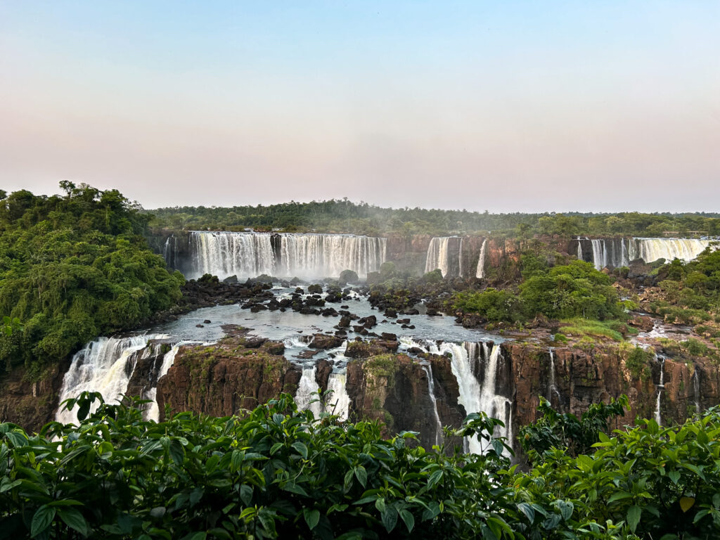 O amanhecer nas cataratas permite fazer a trilha de forma confortável O amanhecer nas cataratas permite fazer a trilha de forma confortável
