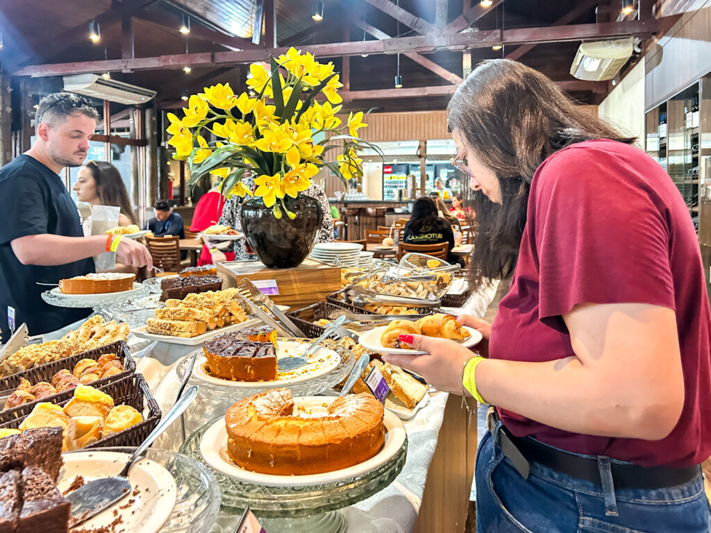O café da manhã é almoço aconteceram no restaurante Porto Canoas O café da manhã é almoço aconteceram no restaurante Porto Canoas