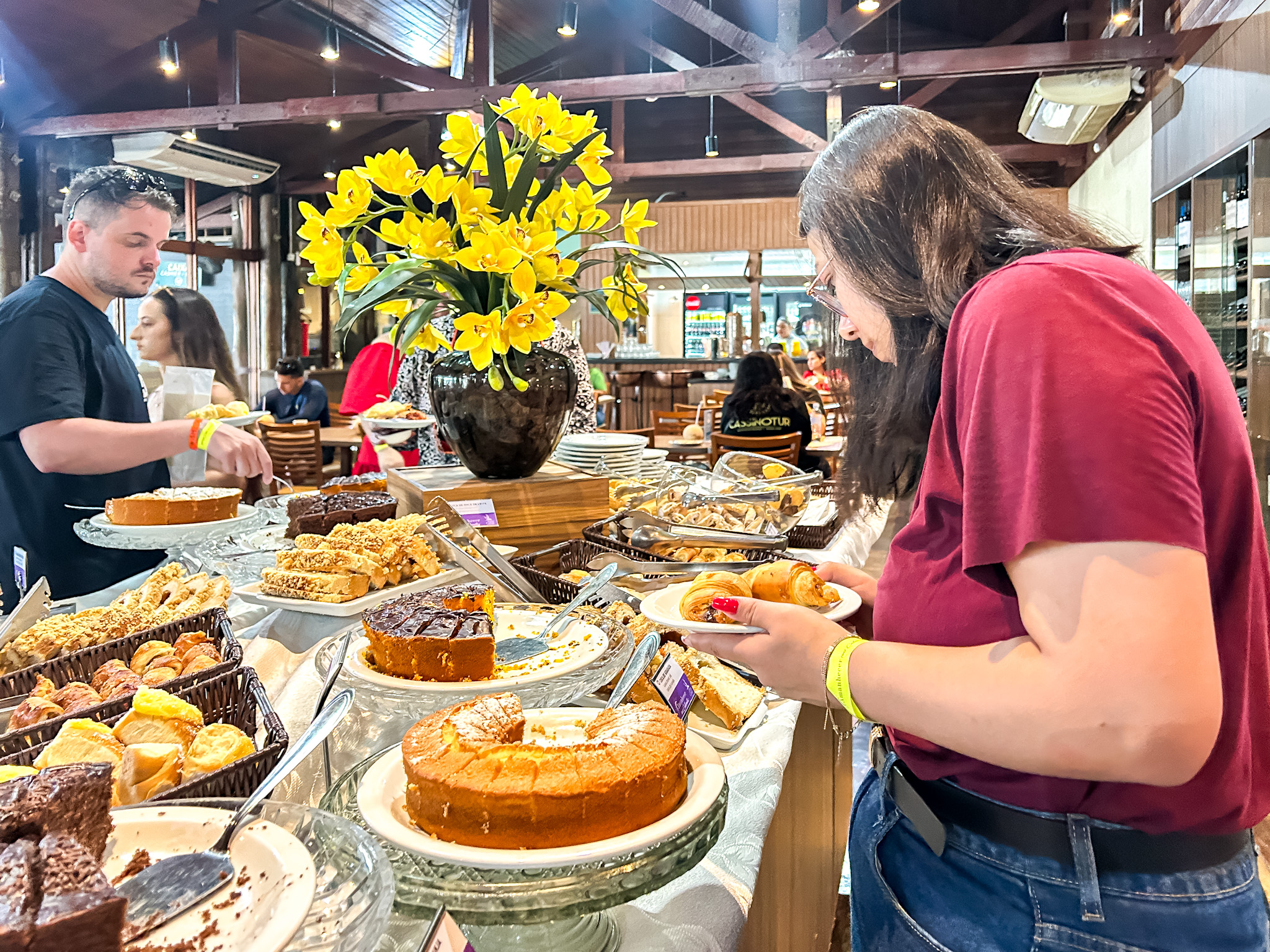O café da manhã é almoço aconteceram no restaurante Porto Canoas O café da manhã é almoço aconteceram no restaurante Porto Canoas