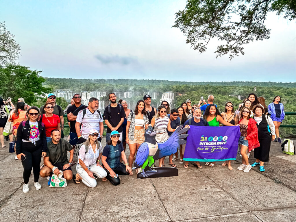 O grupo deixou o hotel Wish às 5h para visitar as cataratas O grupo deixou o hotel Wish às 5h para visitar as cataratas