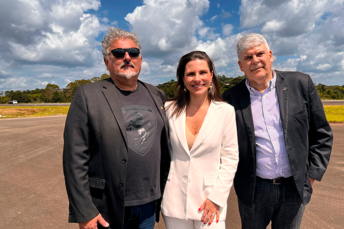 Aeroporto de Canela avança em obras de modernização 1 Odone Bizz Adriane Brocker e o presidente da Infraero Rogerio Barzellay Aeroporto de Canela avança em obras de modernização