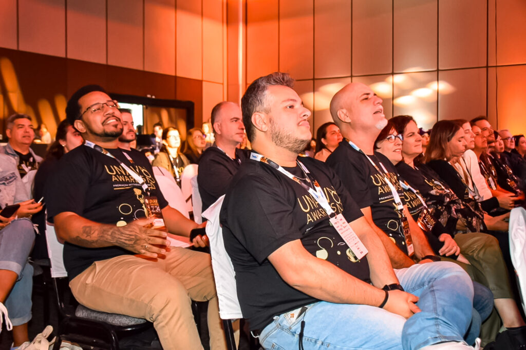 Participantes prestando atenção ao conteúdo do Unav Awards