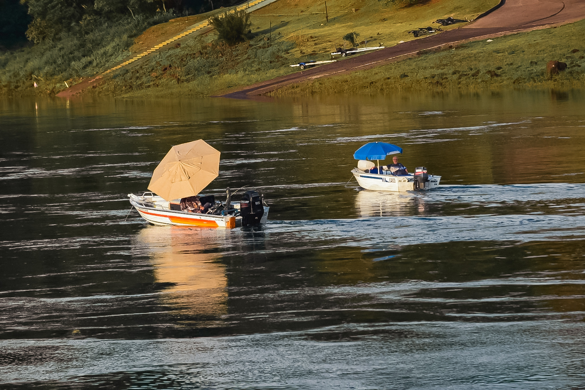 Pescadores na margem brasileira do Rio Paraná Pescadores na margem brasileira do Rio Paraná