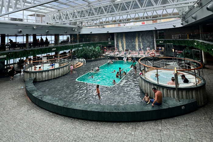 A bordo do navio MSC: confira 6 experiências no Seashore 6 Piscina interna conta com decoração natural e inspirada em florestas tropicais (Manuela Miniguini/M&E)