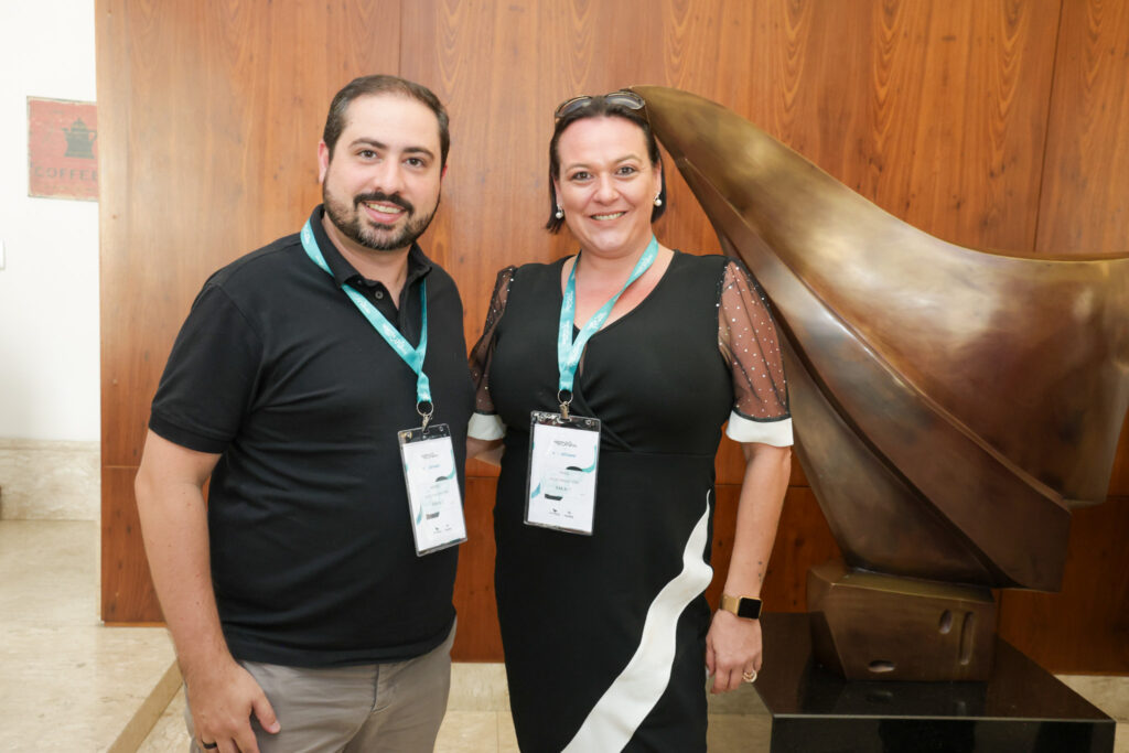 Rafael Olanda, da Maoli Viagens e Thaís Morales, da Tô de Férias