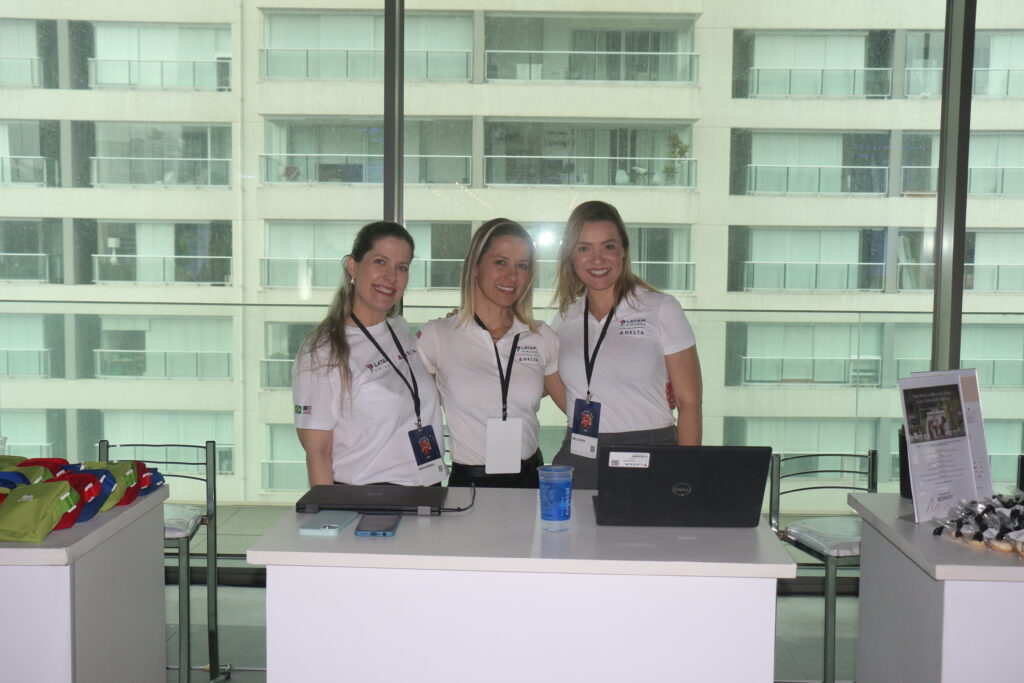 Renata Mirandola, Elaine Freitas e Cibelle Bastos, da Latam
