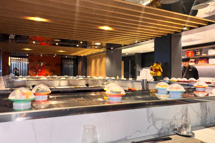 A bordo do navio MSC: confira 6 experiências no Seashore 7 O restaurante japonês Kaito Sushi Bar serve alimentos através de esteiras (Manuela Miniguini/M&E)
