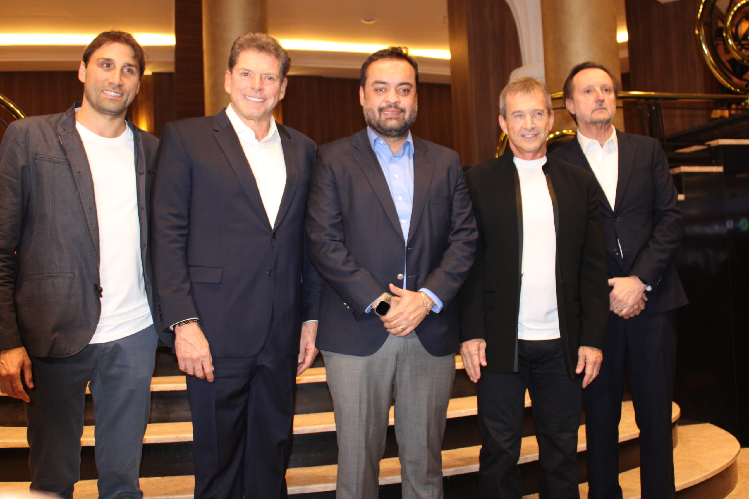 Rodrigo Mathias, CEO do DCSet; Alexandre Accioly, do Roxy Dinner Show; Cláudio Castro, governador do RJ; Dody Sirena e Cição Chies, do DCSet Rodrigo Mathias, CEO do DCSet; Alexandre Accioly, do Roxy Dinner Show; Cláudio Castro, governador do RJ; Dody Sirena e Cição Chies, do DCSet