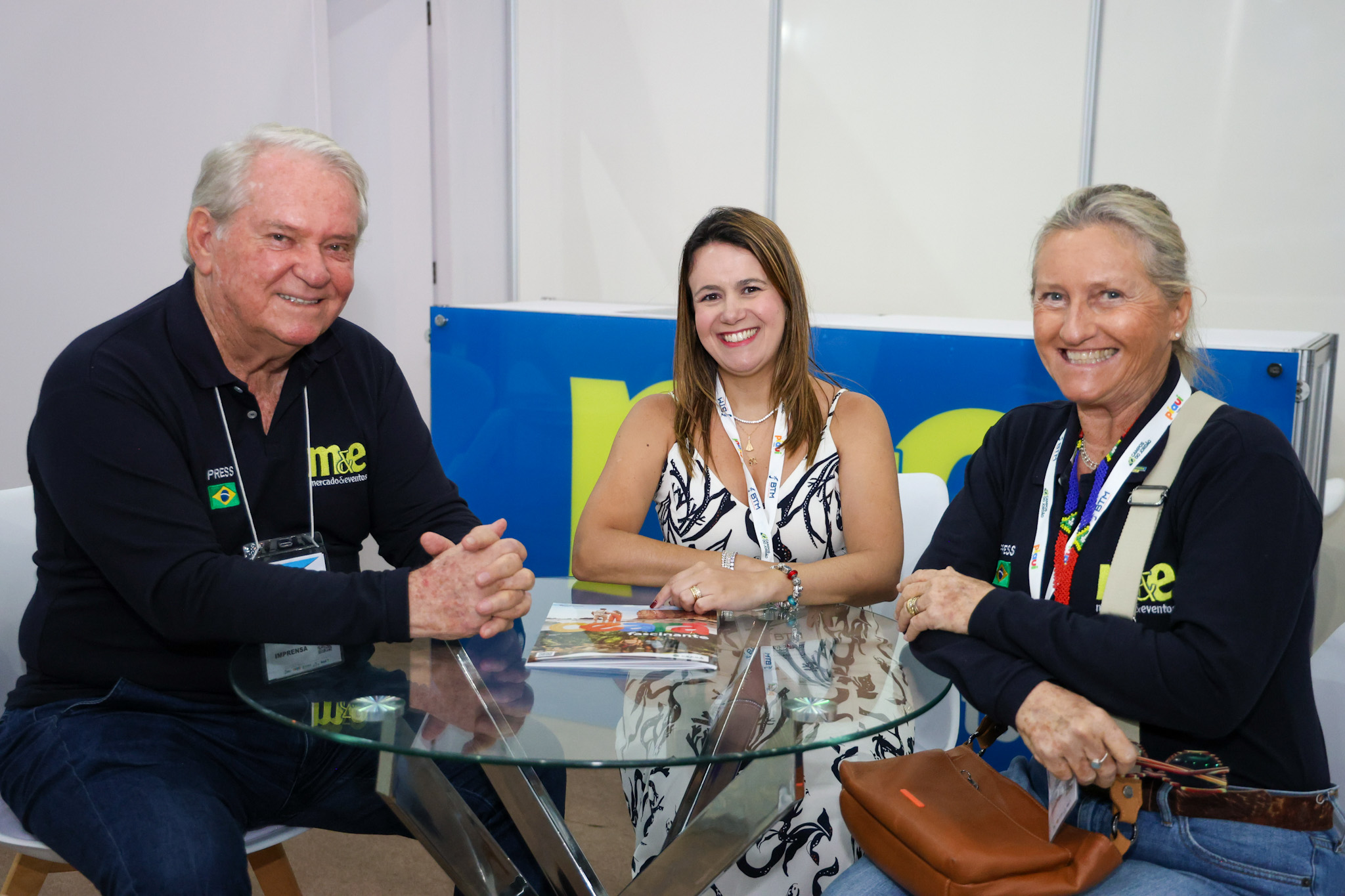 Roy Taylor e Rosa Masgrau, do M&E, com Juliana Assumpção, diretora da Abav-SP Aviesp Roy Taylor e Rosa Masgrau, do M&E, com Juliana Assumpção, diretora da Abav-SP Aviesp