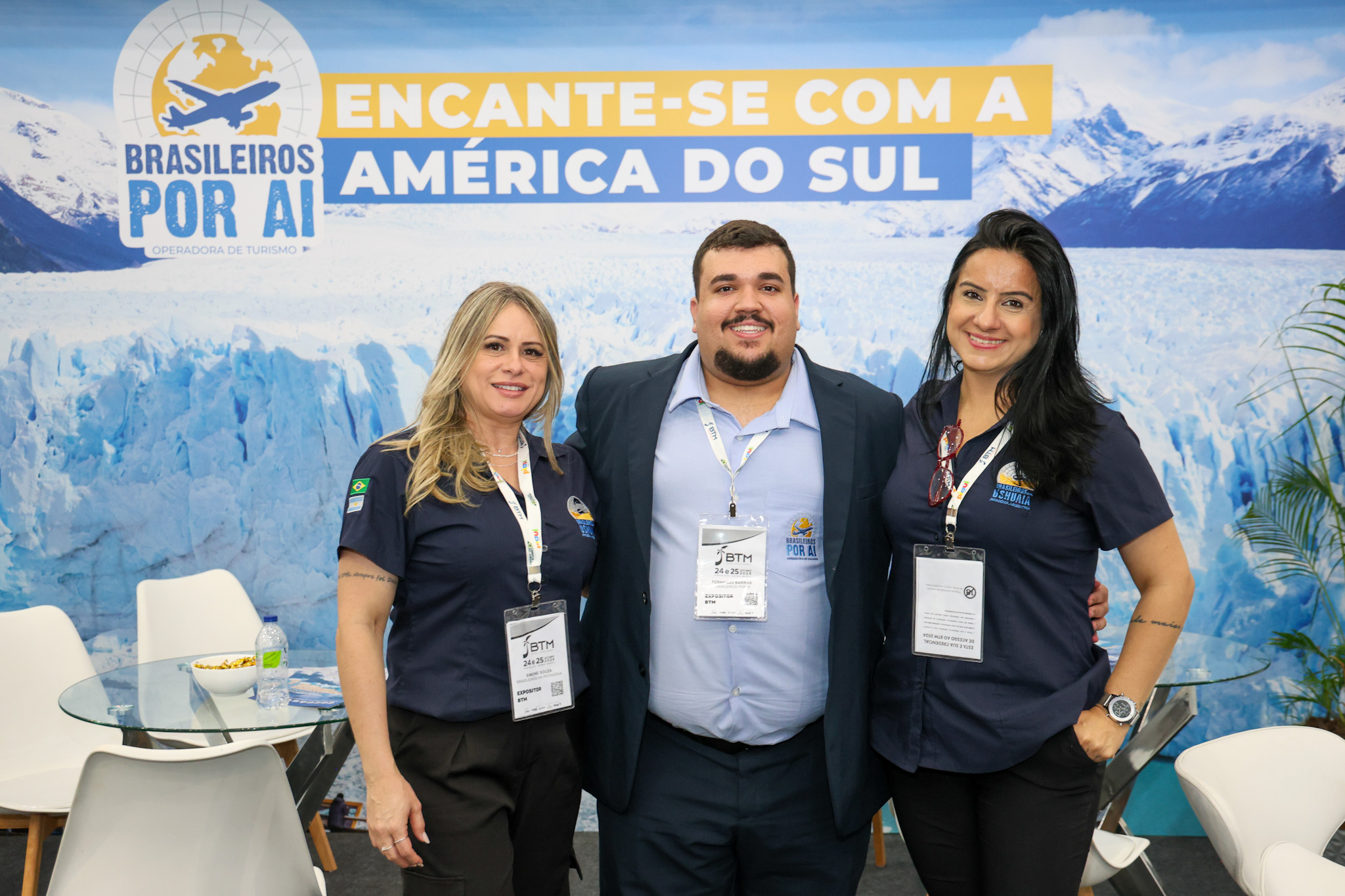 Simone Souza, Fernando Barros e Jacqueline Rosa, da Brasileiros em Ushuaia Simone Souza, Fernando Barros e Jacqueline Rosa, da Brasileiros em Ushuaia