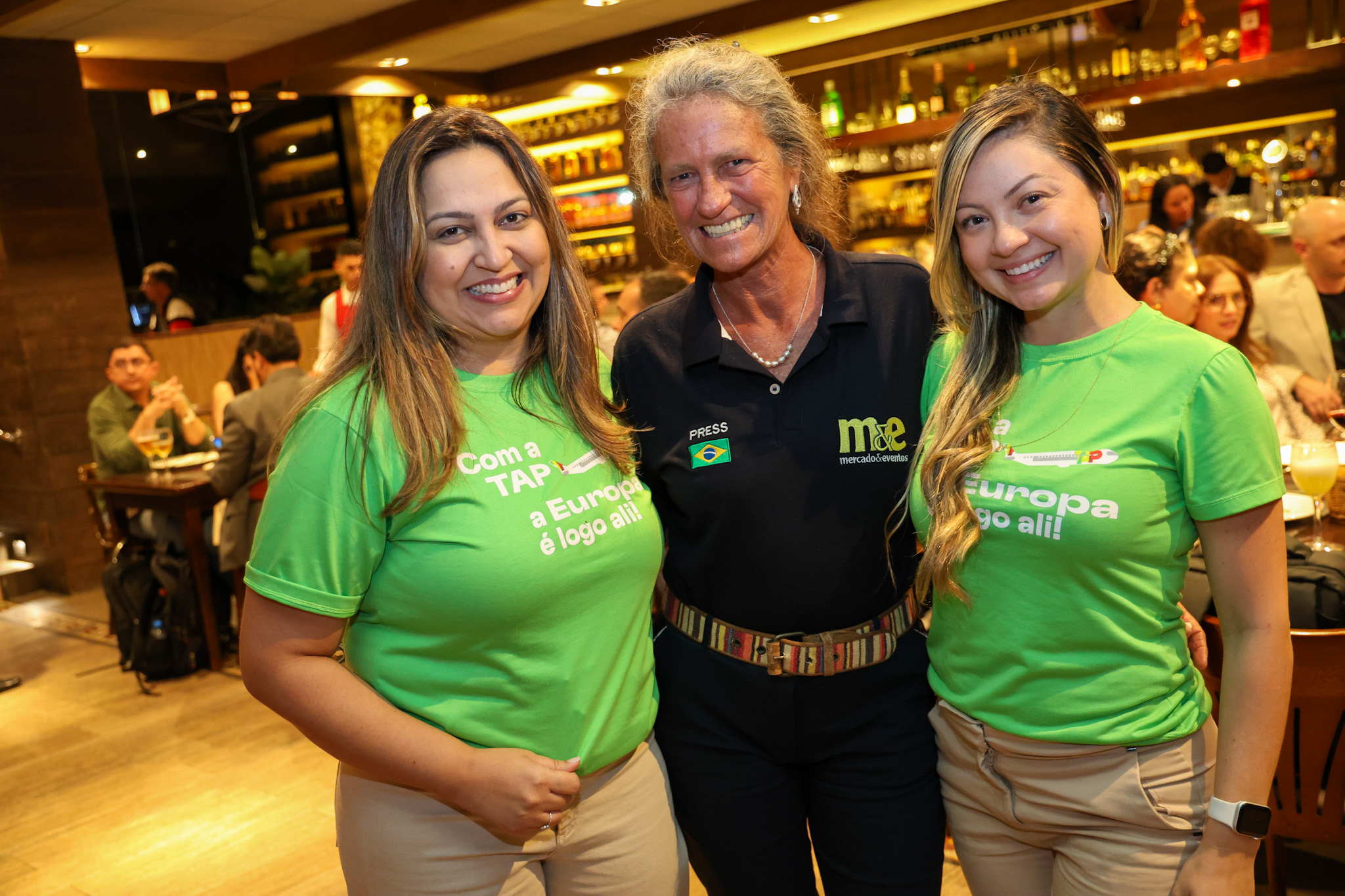 Suelda Vicente e Andressa Amaral, da Tap, com Mari Masgrau, do M&E Suelda Vicente e Andressa Amaral, da Tap, com Mari Masgrau, do M&E
