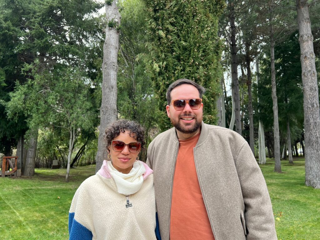 Taís Santos, Assessora de Comunicação da Braztoa e Danilo Dessotti, Coordenador de Comunicação da Braztoa