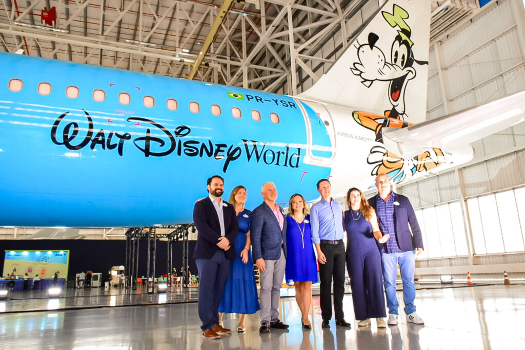 Time da Azul e Disney no lançamento da aeronave do Pateta