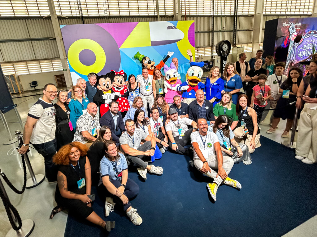 Times da Azul e Disney no hangar da companhia em Viracopos
