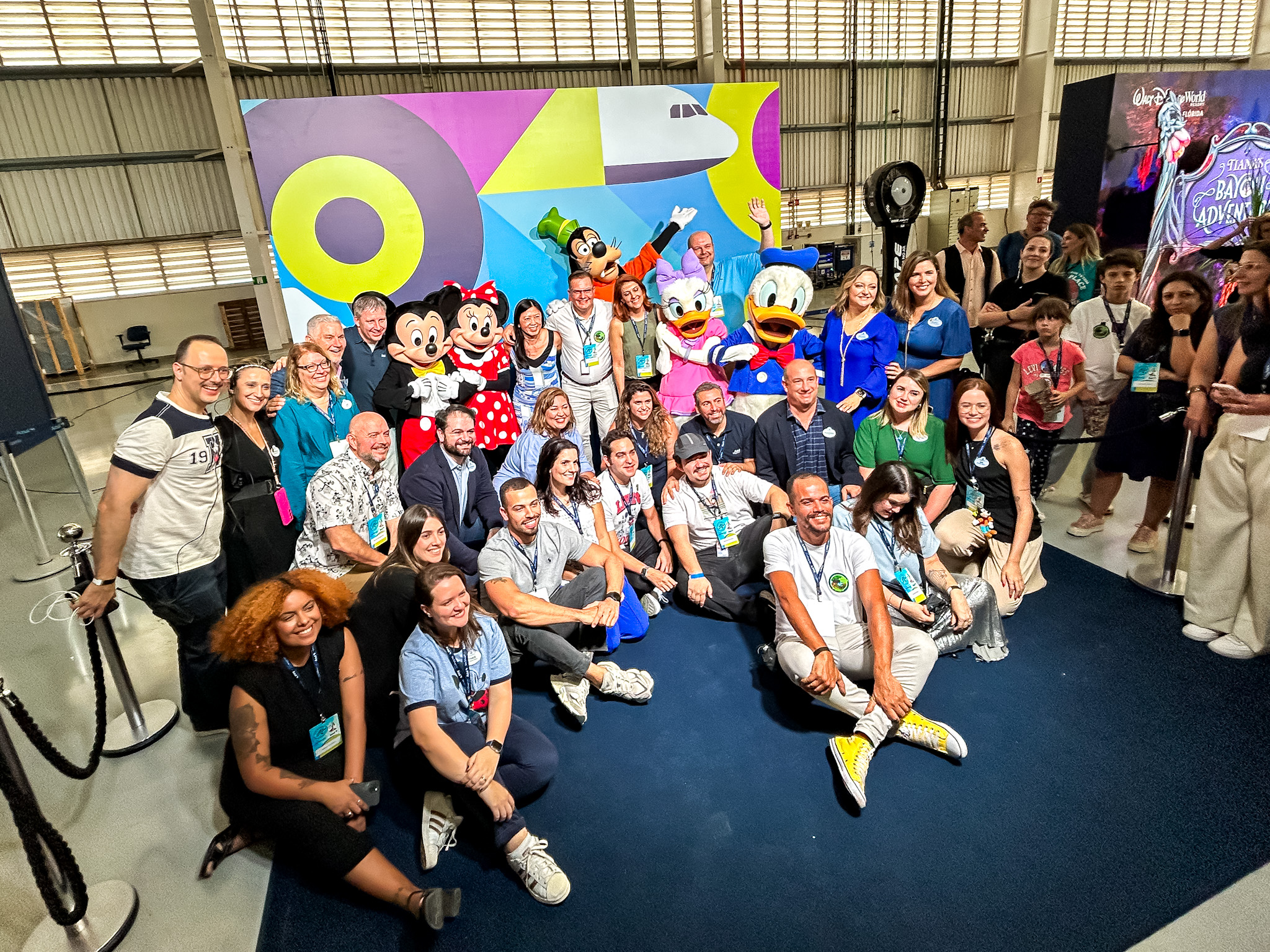 Times da Azul e Disney no hangar da companhia em Viracopos Times da Azul e Disney no hangar da companhia em Viracopos