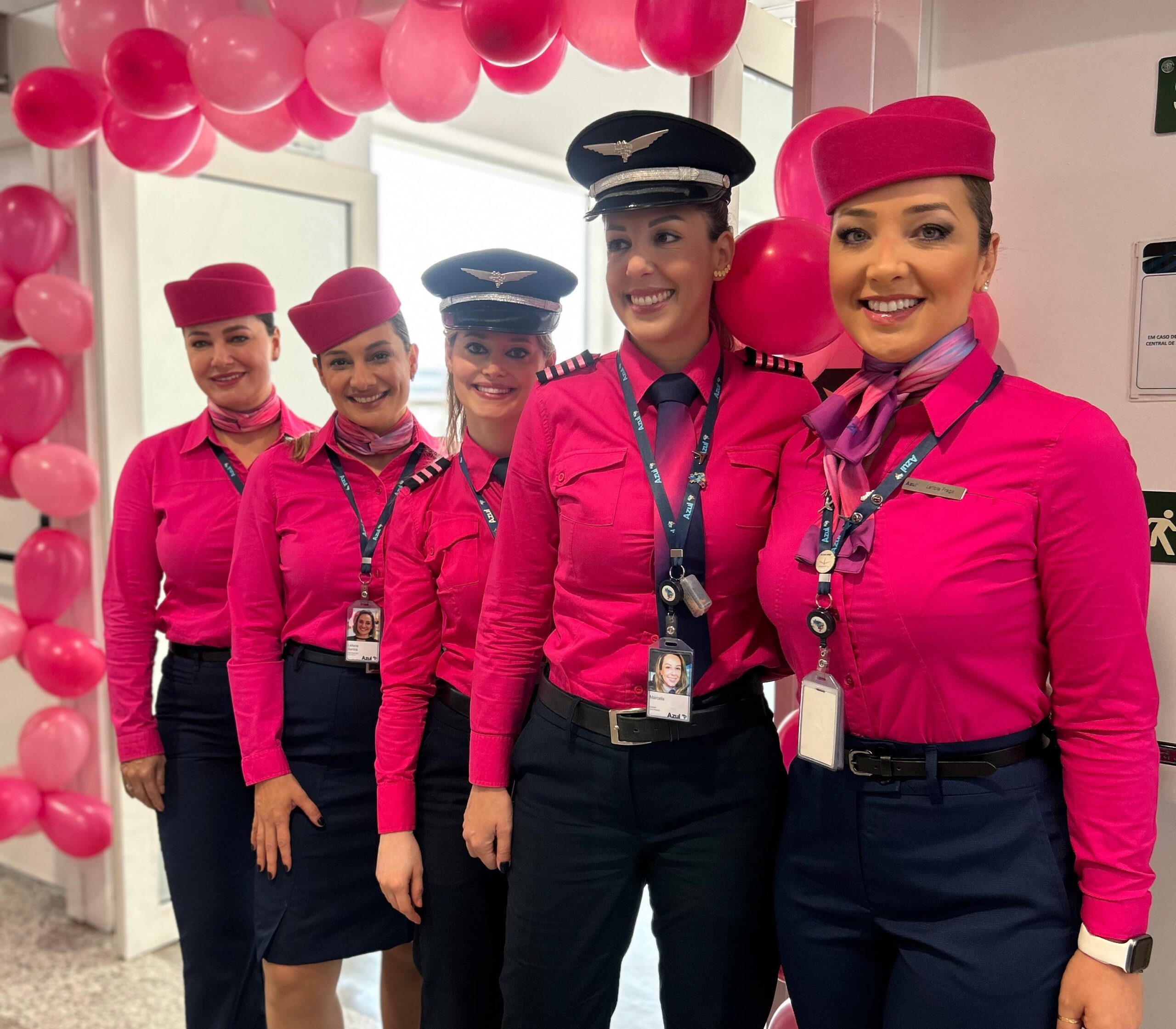 Embraer E2 e tripulação 100% feminina abrem a campanha contra o câncer de mama da Azul 1 Tripulacao VCPCampograndecomandante Marcela penultima da esqparafireita scaled Embraer E2 e tripulação 100% feminina abrem a campanha contra o câncer de mama da Azul