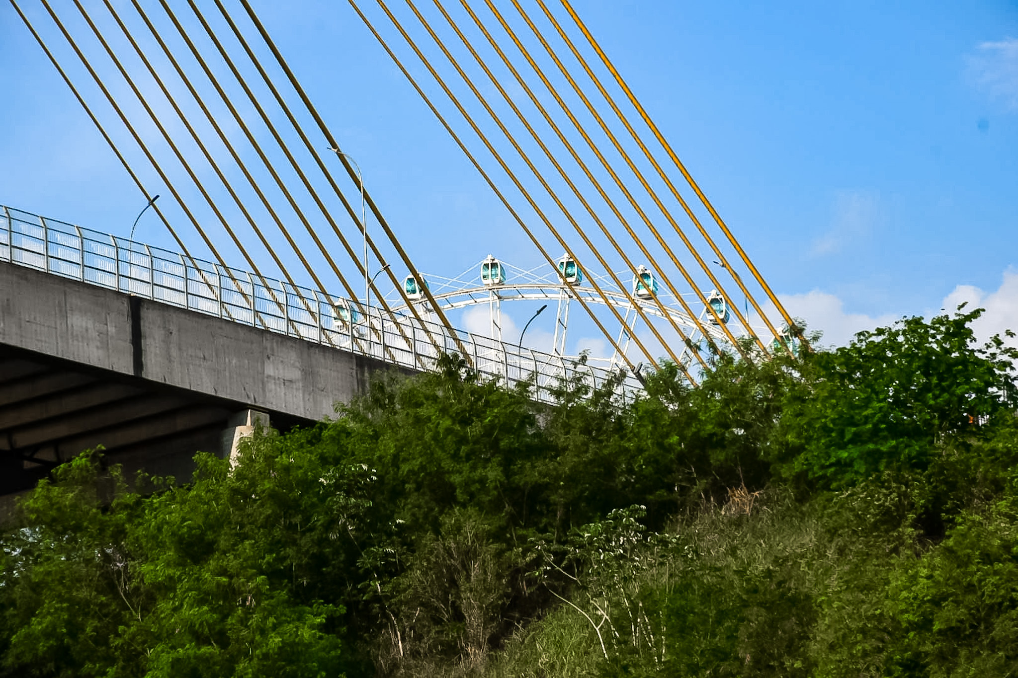 União entre a nova ponte que liga o Brasil ao Paraguai e a Roda Gigante de Foz do Iguaçu União entre a nova ponte que liga o Brasil ao Paraguai e a Roda Gigante de Foz do Iguaçu