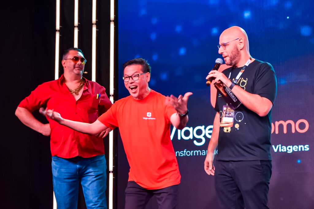 Valter Onishi, da ViagensPromo celebrando a parceria com os agentes de viagens