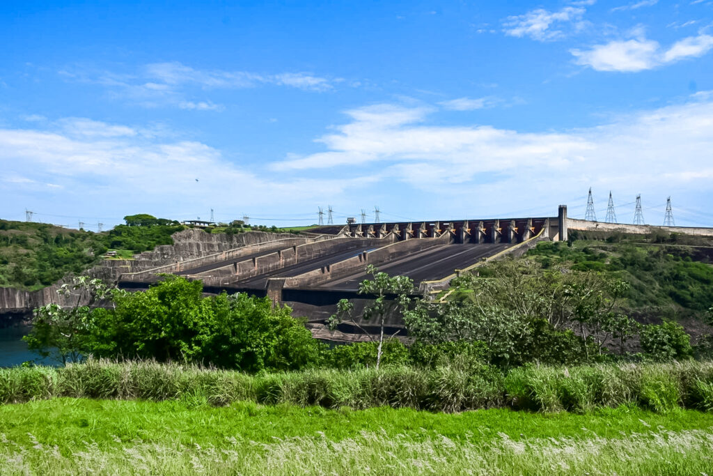 Vista para o vertedouro da Itaipu Vista para o vertedouro da Itaipu