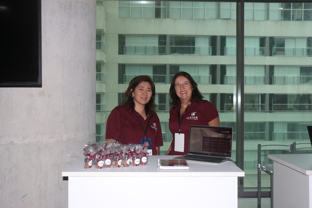 Vivian Suenaga e Valeria Henriques, da Qatar Airlines