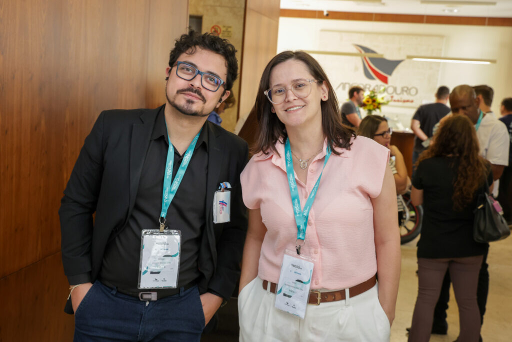 Wesley Froes, da Antares Travel, e Daya Basilato, da Mundo 4 Estações