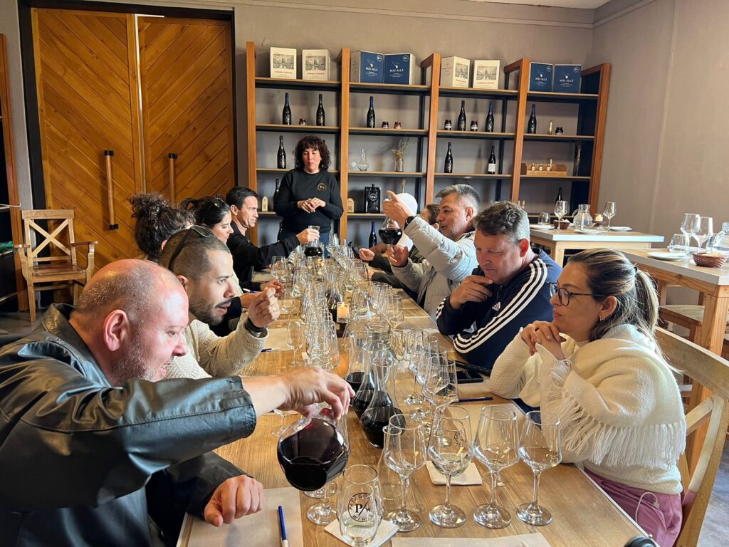 Operadores associados Braztoa durante degustação de vinhos no Patagonian Wines