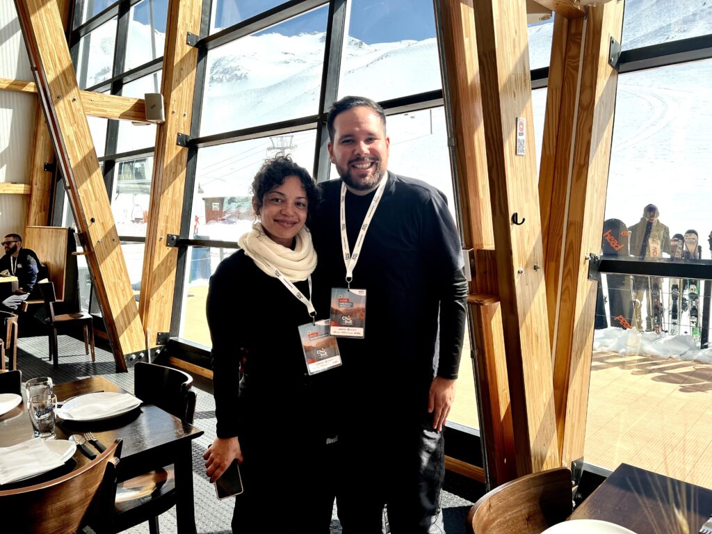 Taís Santos, Assessora de Comunicação da Braztoa e Danilo Dessotti, Coordenador de Comunicação da Braztoa
