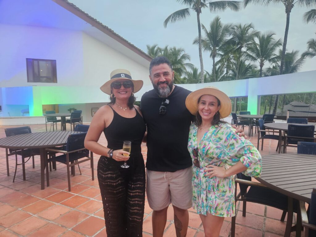Jaqueline Farias e João Vianna, da Ertour Receptivo, e Giselle Souto, da Azul Viagens BH