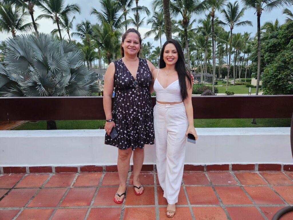 Roberta Salmen Roberto, da Azul Viagens Bauru, e Janaina Correia, da Azul Viagens Cambuí