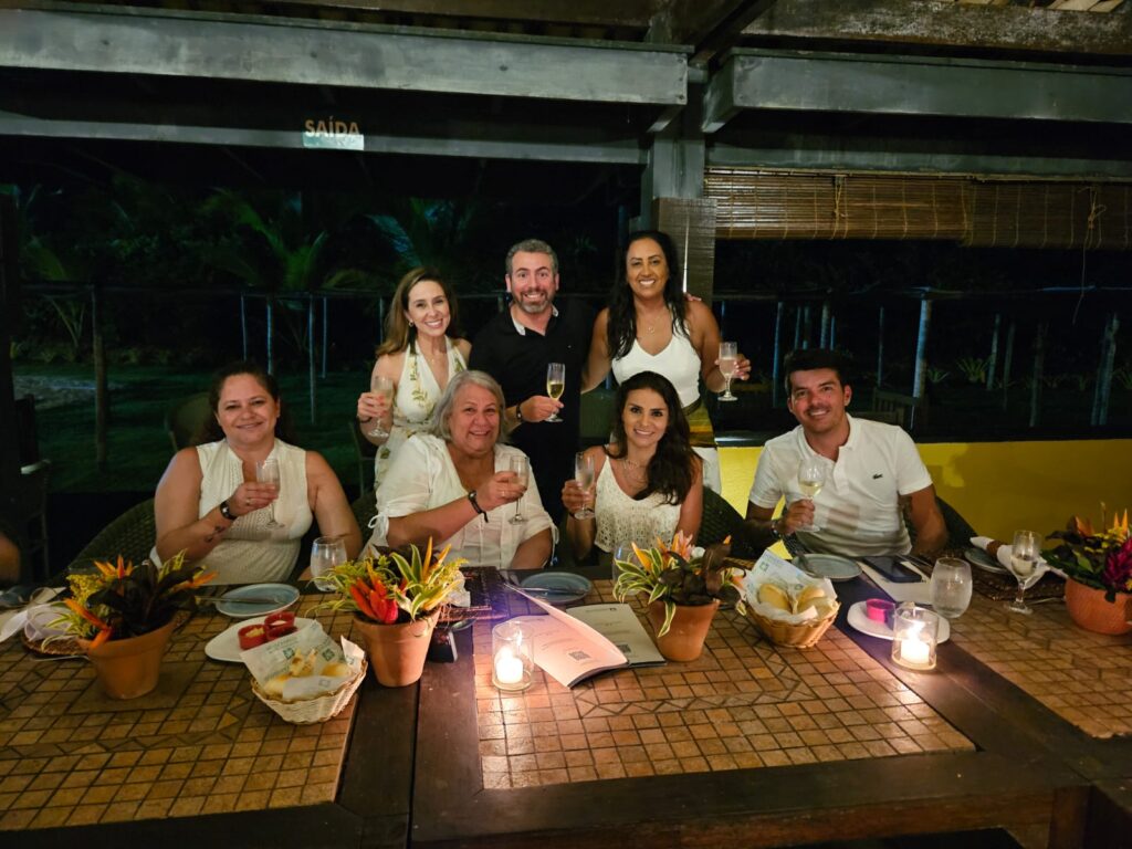 WhatsApp Image 2024 10 21 at 23.36.53 1 Jantar e noite do branco finalizam mais um dia do Coqueiro Azul em Comandatuba; veja fotos
