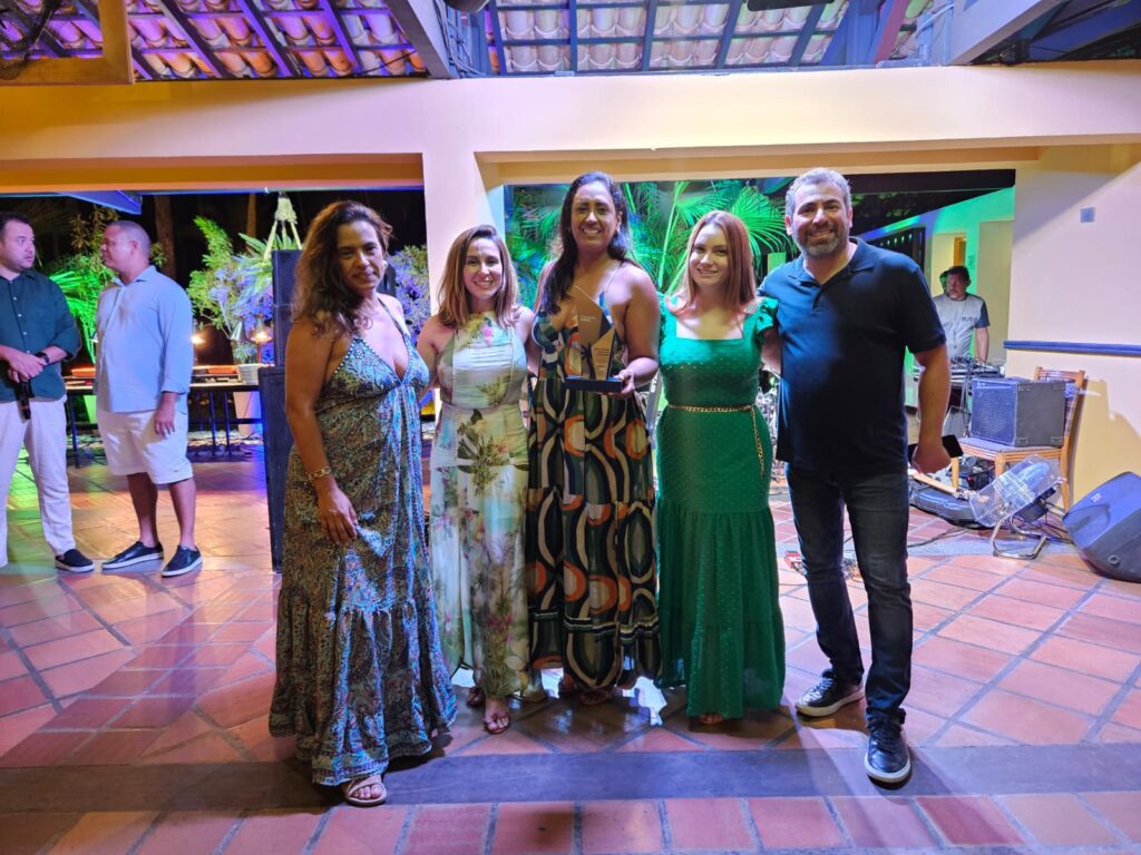 Cristiane Paixão, da Azul Viagens Contagem, recebe troféu Coqueiro Azul