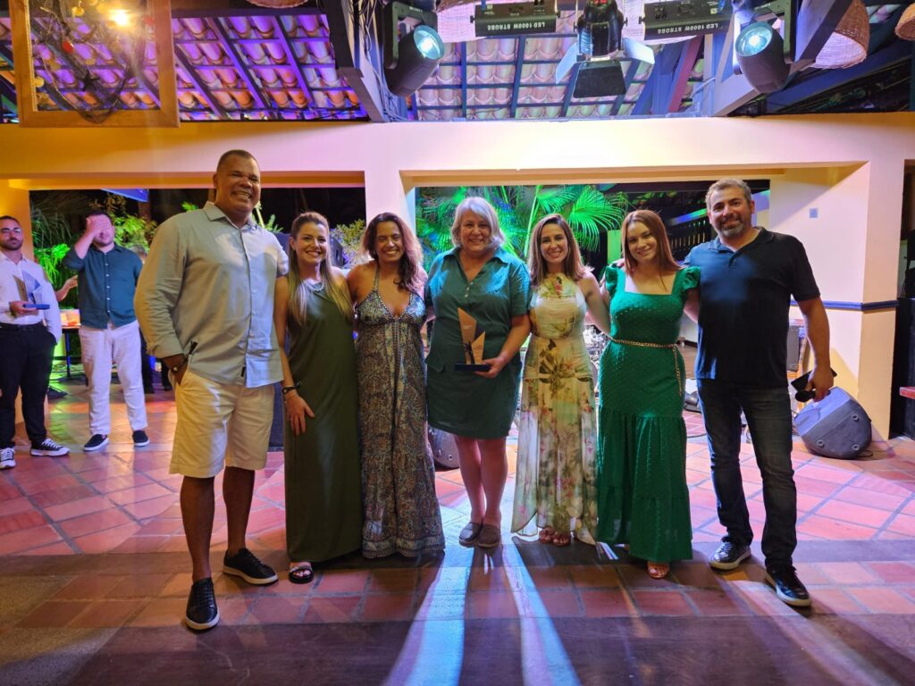 Carla Marmugi, da Azul Center, recebe troféu Coqueiro Azul