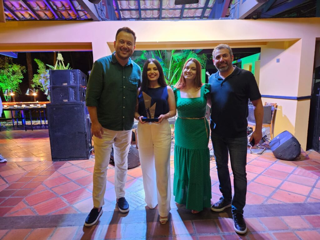 Janaina Correia, da Azul Viagens Cambuí, recebe troféu Coqueiro Azul