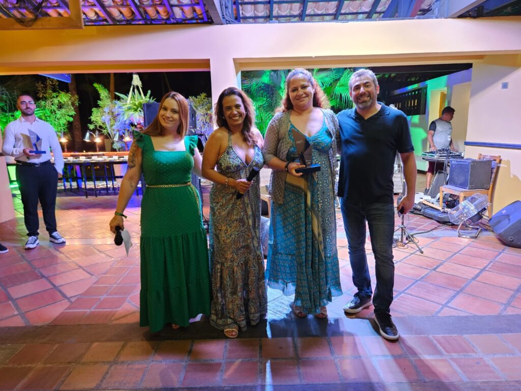 Roberta Salmen Roberto, da Azul Viagens Bauru, recebe troféu Coqueiro Azul