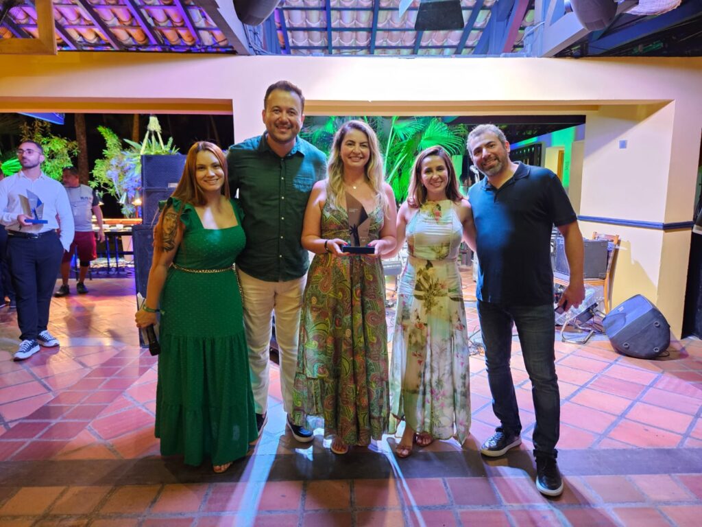 Amanda Pipa, da GW Travel, recebe prêmio Coqueiro Azul