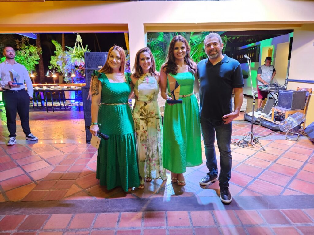 Daniane Terrassan, da Duemondi Viagens Itu-SP, recebe troféu Coqueiro Azul