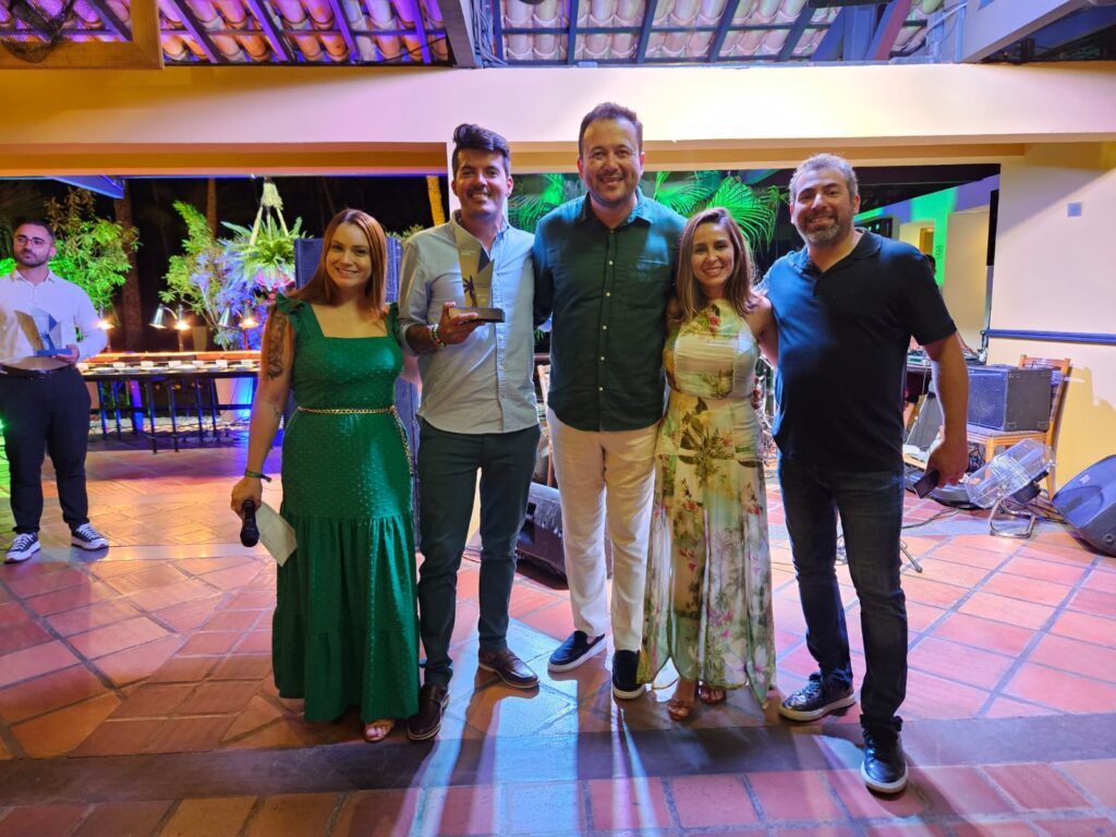 Saulo Corte, da SC Consultoria de Viagens, recebe troféu Coqueiro Azul