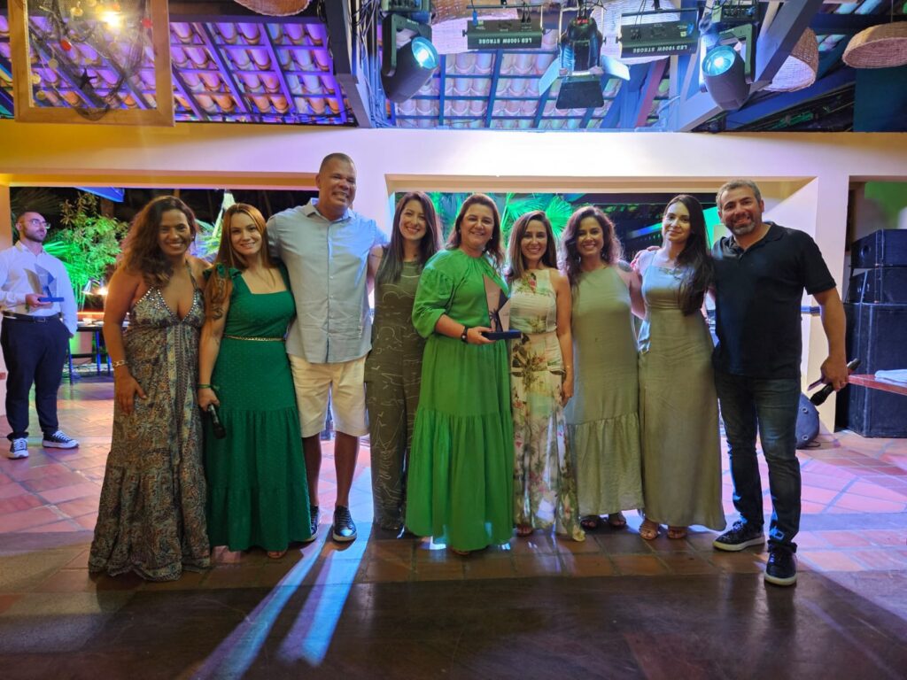 Karla Santos (ao centro), Ibiza Turismo, recebe troféu Coqueiro Azul