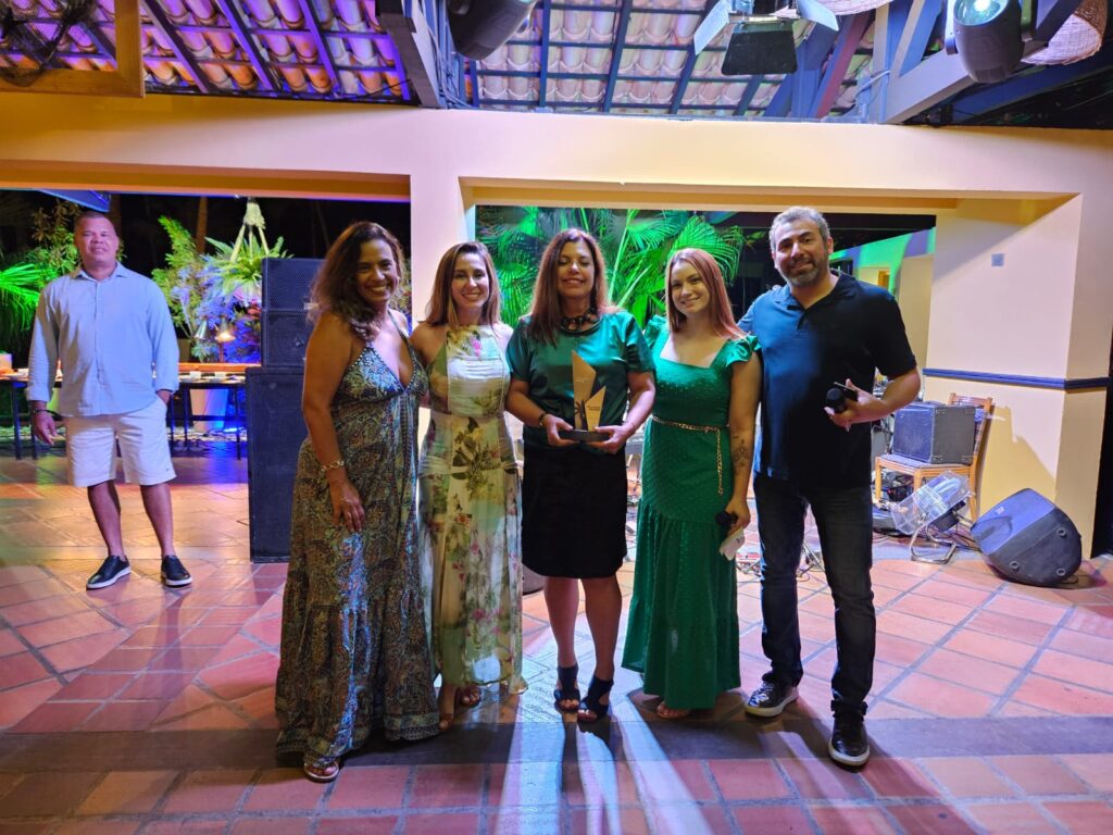 Adriana Barrios, Azul Viagens BH, recebe troféu Coqueiro Azul