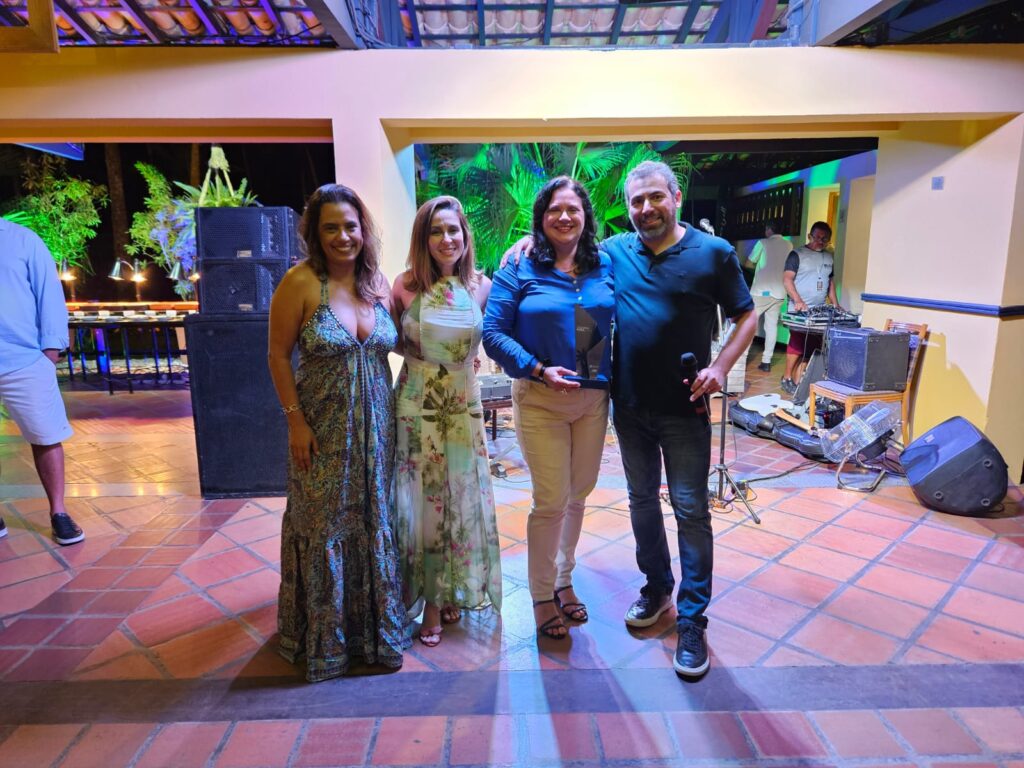 Fabíola Candido, da Blue Viagens Campinas, recebe prêmio Coqueiro Azul