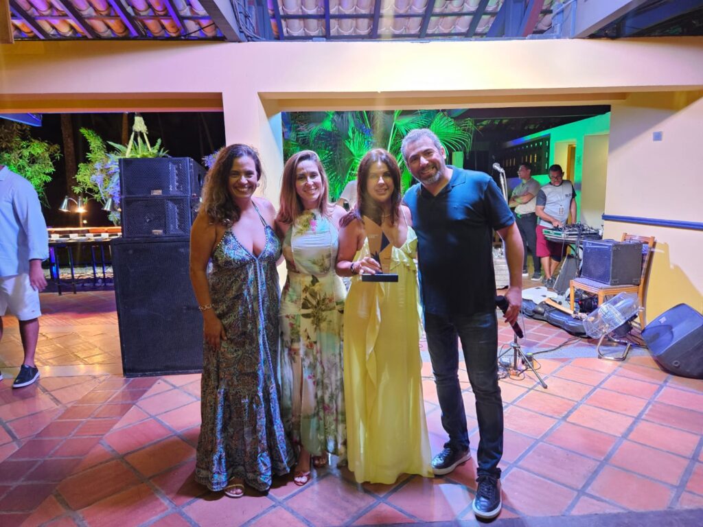 Giordana Fernandez, da GF Turismo, recebe troféu Coqueiro Azul