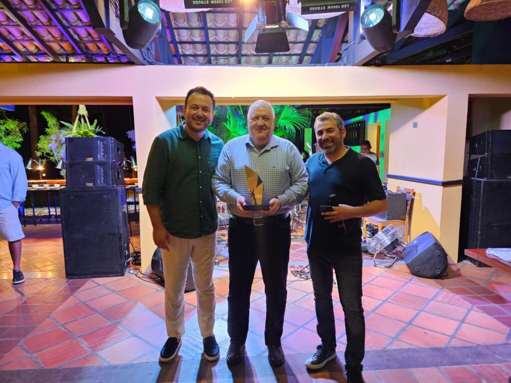 Renato Carone, da Resorts Online, recebe prêmio Coqueiro Azul