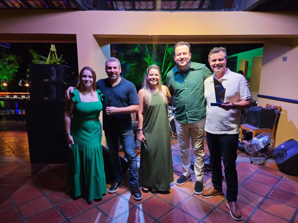 Ricardo Bezerra e Natalia Saderi, da Azul Viagens, entre Jéssica D'amico, Amarildo Maia e Flávio Monteiro, do Trasamerica
