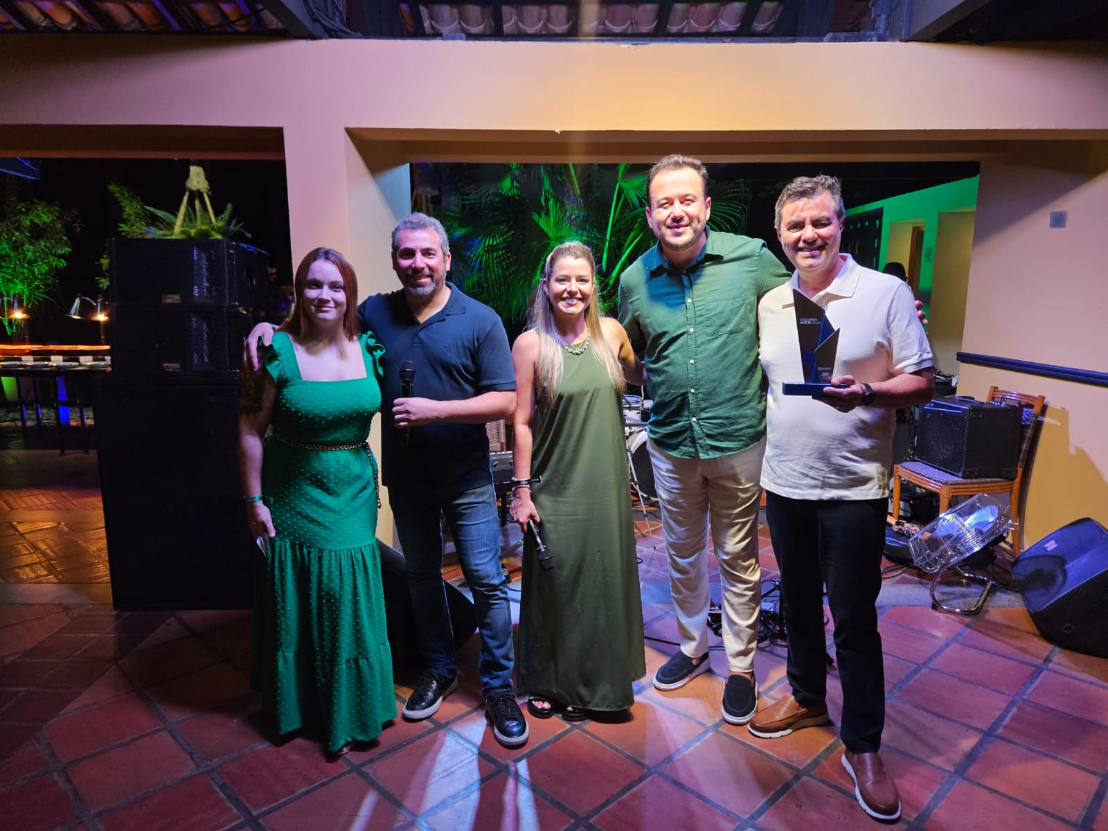 Ricardo Bezerra e Natalia Saderi, da Azul Viagens, entre Jéssica D'amico, Amarildo Maia e Flávio Monteiro, do Trasamerica Ricardo Bezerra e Natalia Saderi, da Azul Viagens, entre Jéssica D'amico, Amarildo Maia e Flávio Monteiro, do Trasamerica