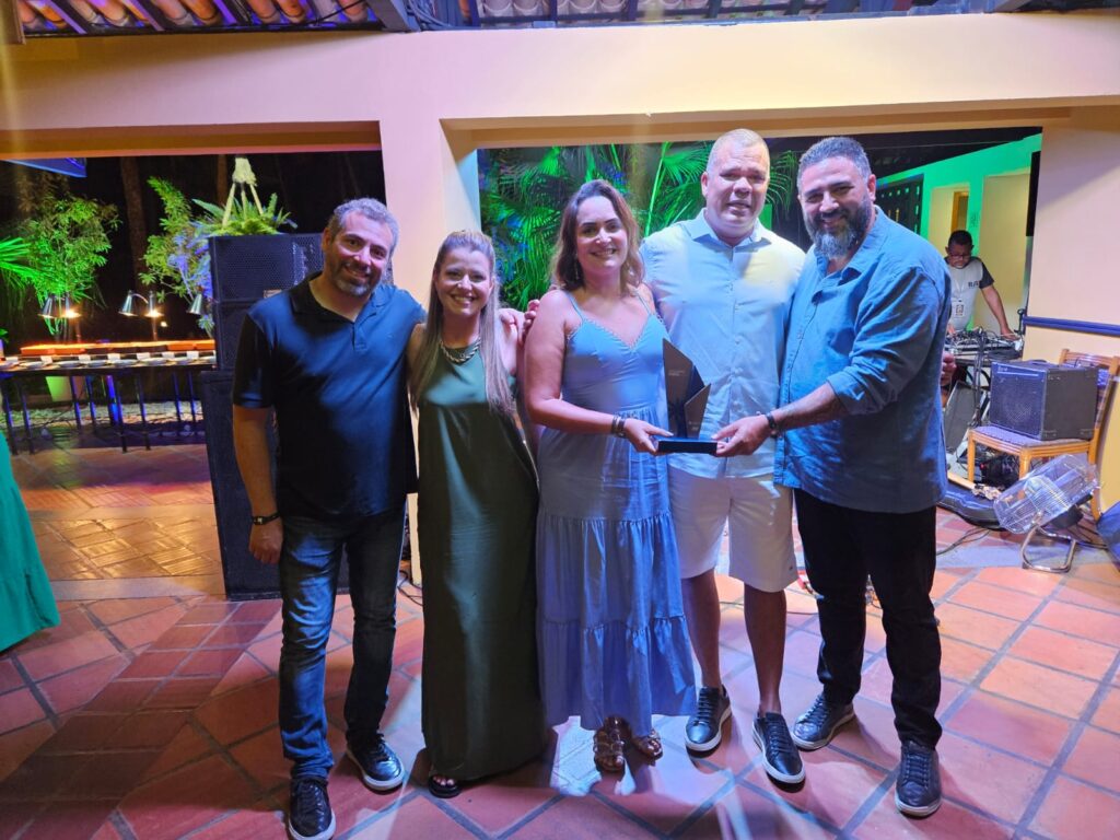 Jaqueline Farias e João Vianna, da Ertour Receptivo, recebem troféu Coqueiro Azul
