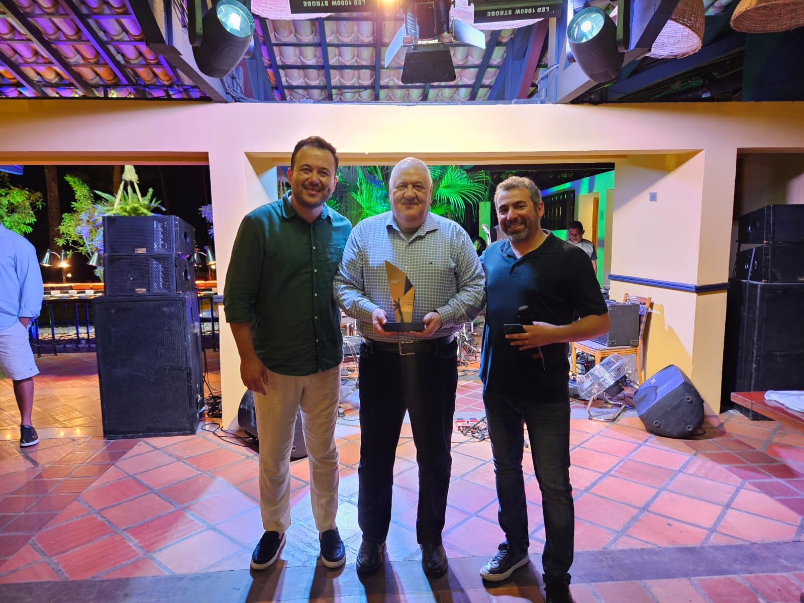Renato Carone, da Resorts Online, recebe prêmio Coqueiro Azul Renato Carone, da Resorts Online, recebe prêmio Coqueiro Azul