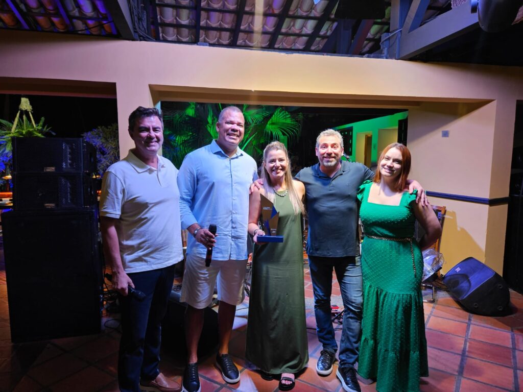 Natalia Saderi, Ricardo Bezerra, da Azul Viagens, entre Flávio Monteiro, Lucio do Carmo e Jéssica D'amico, do Transamerica