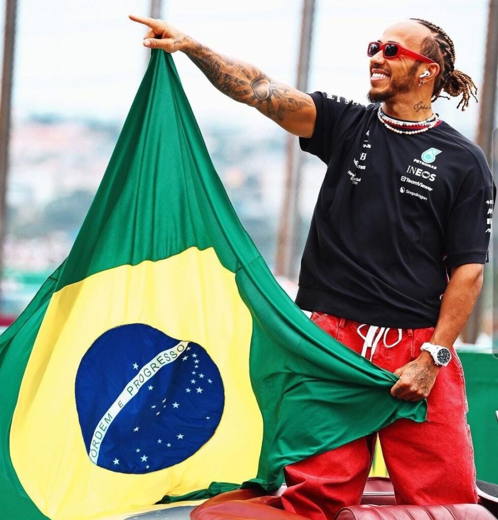 Segredo revelado: em homenagem a Ayrton Senna, Lewis Hamilton será o piloto da icônica McLaren no GPSP 1 Segredo revelado: em homenagem a Ayrton Senna, Lewis Hamilton será o piloto da icônica McLaren no GPSP