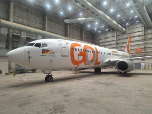 Boeing 737-800 da GOL adesivado com motivos da iniciativa Conheça o Brasil: Voando foi apresentado na GOL Aerotech, em Confins (CNF) (Divulgação Gol/Thiago Amato)